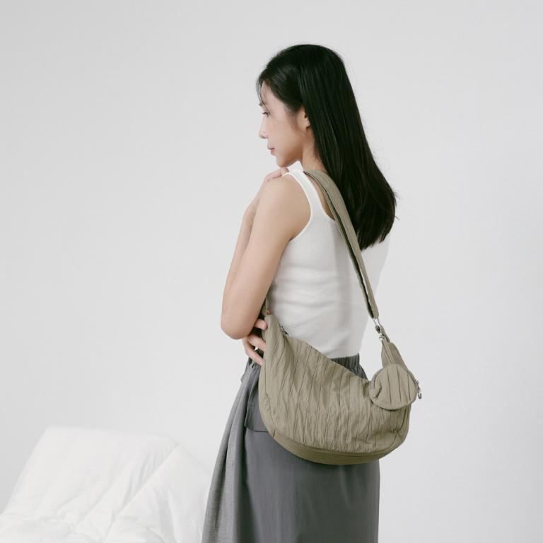 supportingrole簡約慵懶蓬鬆弧線多用斜肩背包 軍綠
