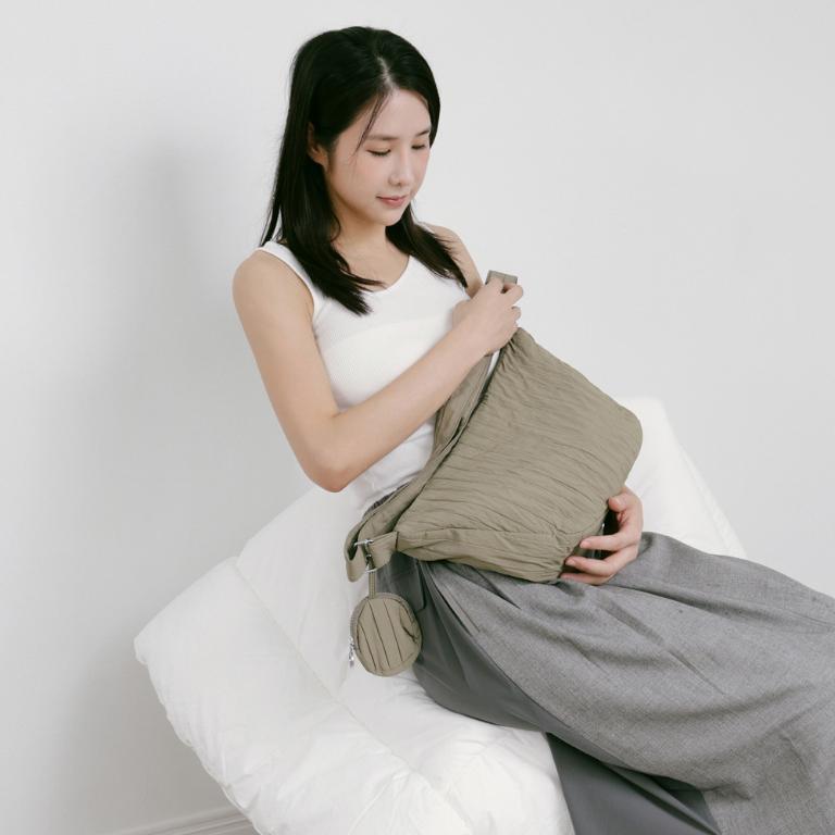 supportingrole簡約慵懶蓬鬆弧線多用斜肩背包 軍綠