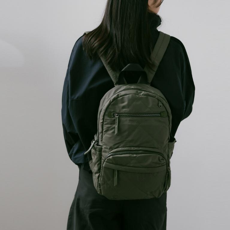 supportingrole簡約形塑俐落線條澎軟多用後背包 質感霧綠