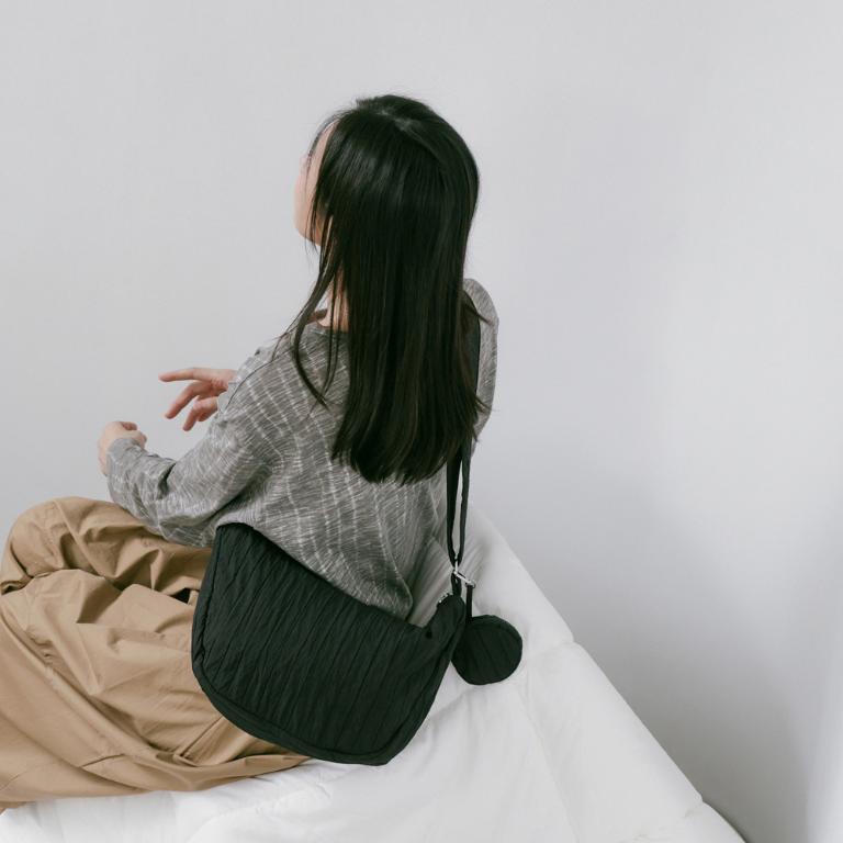 supportingrole簡約慵懶蓬鬆弧線多用斜肩背包 黑