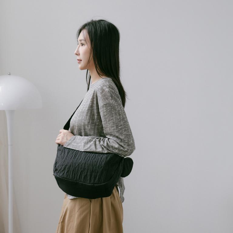 supportingrole簡約慵懶蓬鬆弧線多用斜肩背包 黑