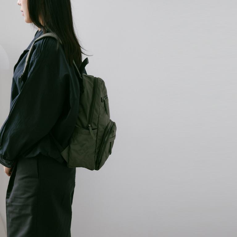 supportingrole簡約形塑俐落線條澎軟多用後背包 質感霧綠