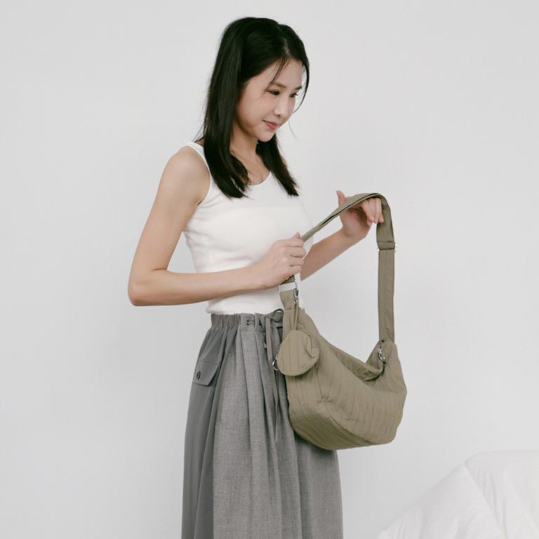 supportingrole簡約慵懶蓬鬆弧線多用斜肩背包 軍綠