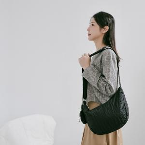 supportingrole簡約慵懶蓬鬆弧線多用斜肩背包 黑