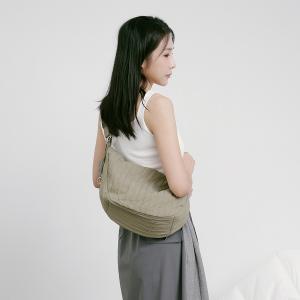 supportingrole簡約慵懶蓬鬆弧線多用斜肩背包 軍綠