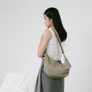 supportingrole簡約慵懶蓬鬆弧線多用斜肩背包 軍綠