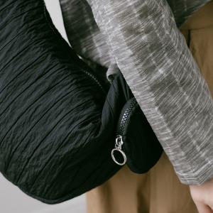 supportingrole簡約慵懶蓬鬆弧線多用斜肩背包 黑