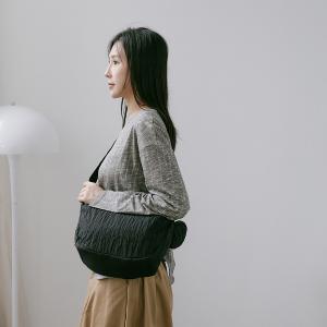 supportingrole簡約慵懶蓬鬆弧線多用斜肩背包 黑