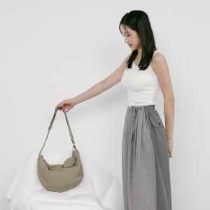 supportingrole簡約慵懶蓬鬆弧線多用斜肩背包 軍綠