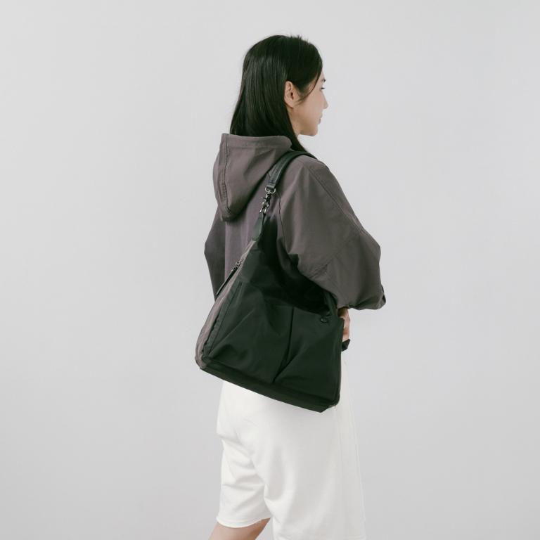 supportingrole 輕盈多分層空間俐落多用手提斜肩背包 黑灰