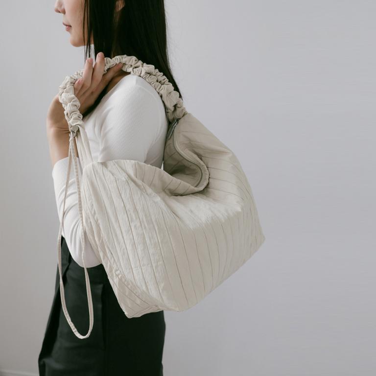 supportingrole 輕盈柔和抽繩元素多用手提斜肩背包 米白