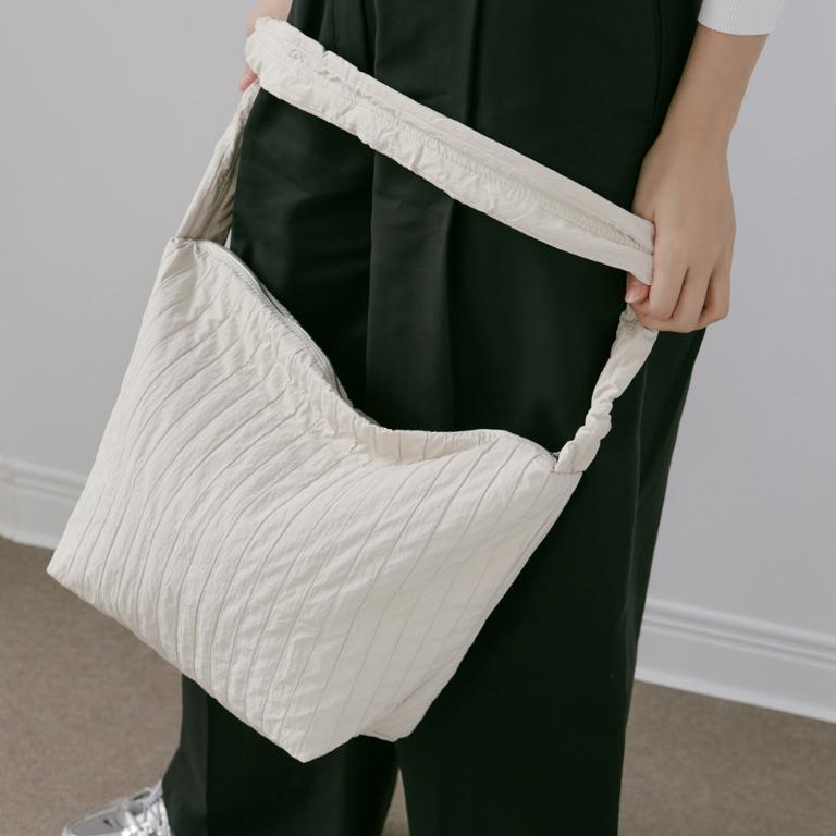 supportingrole 輕盈柔和抽繩元素多用手提斜肩背包 米白