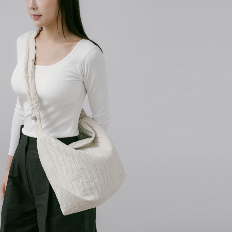 supportingrole 輕盈柔和抽繩元素多用手提斜肩背包 米白