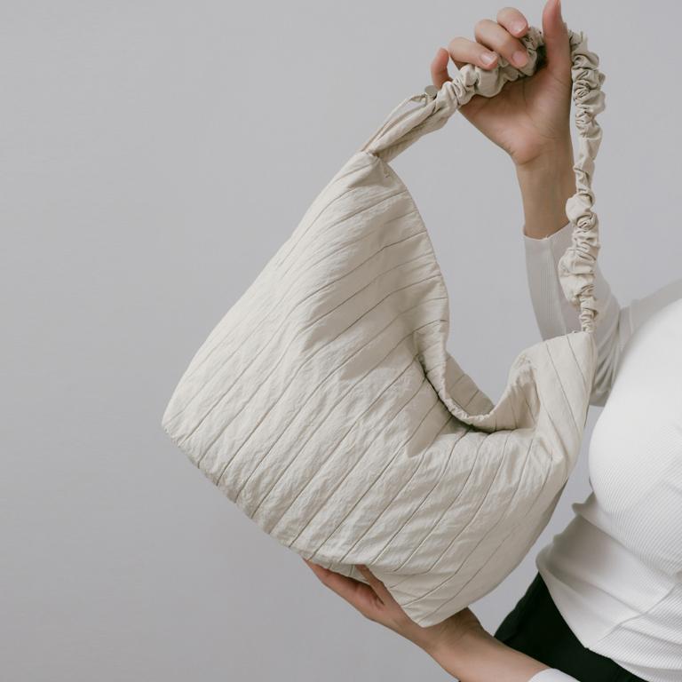 supportingrole 輕盈柔和抽繩元素多用手提斜肩背包 米白