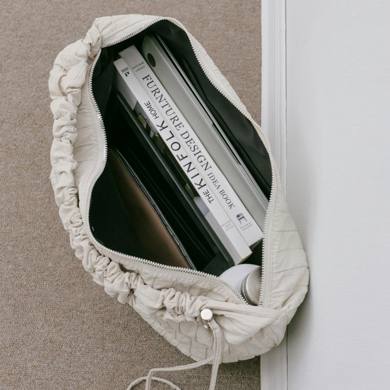 supportingrole 輕盈柔和抽繩元素多用手提斜肩背包 米白