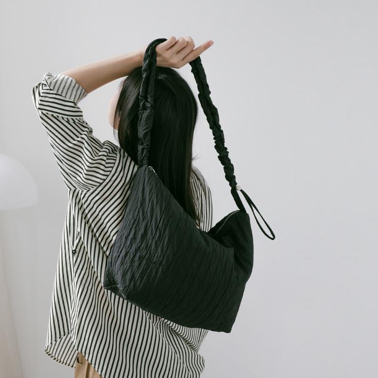 supportingrole 輕盈柔和抽繩元素多用手提斜肩背包 黑