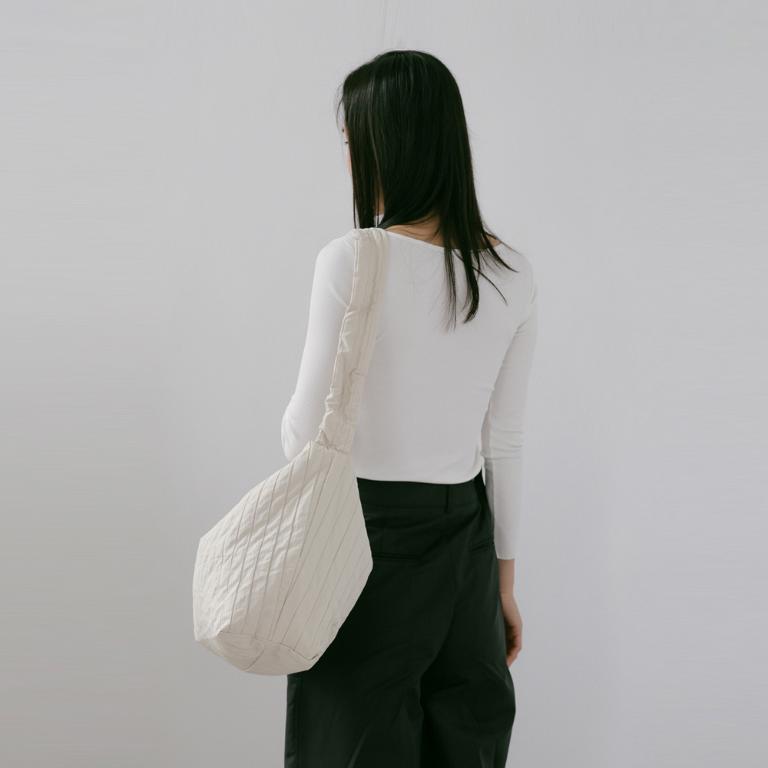 supportingrole 輕盈柔和抽繩元素多用手提斜肩背包 米白