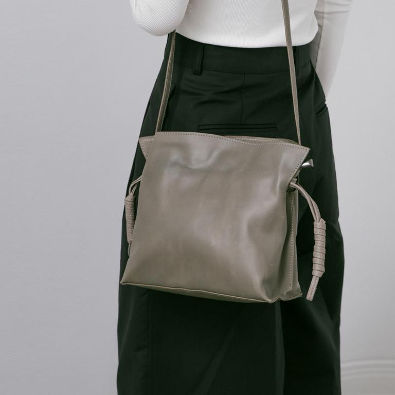 Supportingrole 率性簡約 打褶水桶包側背包 灰