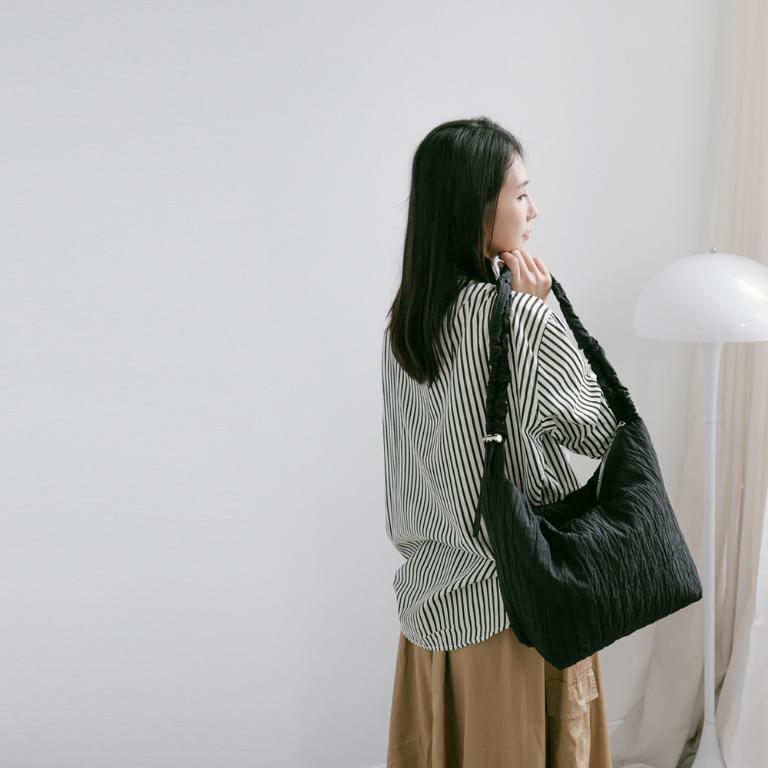 supportingrole 輕盈柔和抽繩元素多用手提斜肩背包 黑