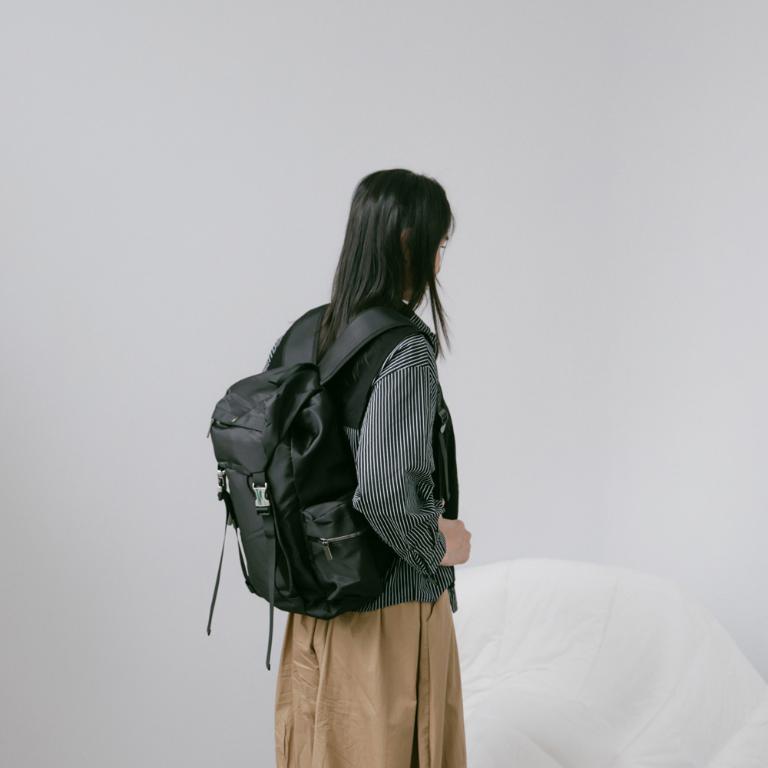 supportingrole 輕盈柔和抽繩元素多用手提斜肩背包 黑