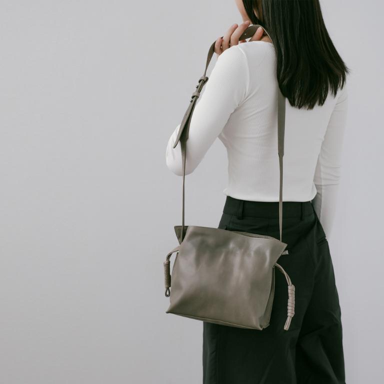 Supportingrole 率性簡約 打褶水桶包側背包 灰