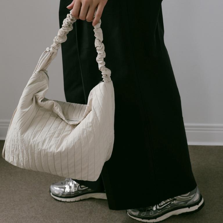 supportingrole 輕盈柔和抽繩元素多用手提斜肩背包 米白