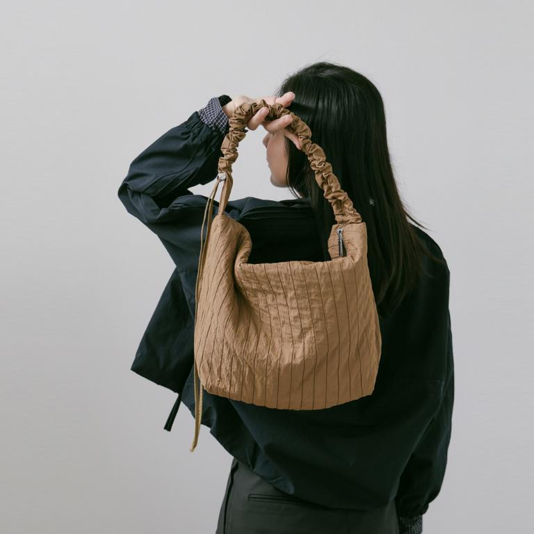 supportingrole 輕盈柔和抽繩元素多用手提斜肩背包 咖啡棕