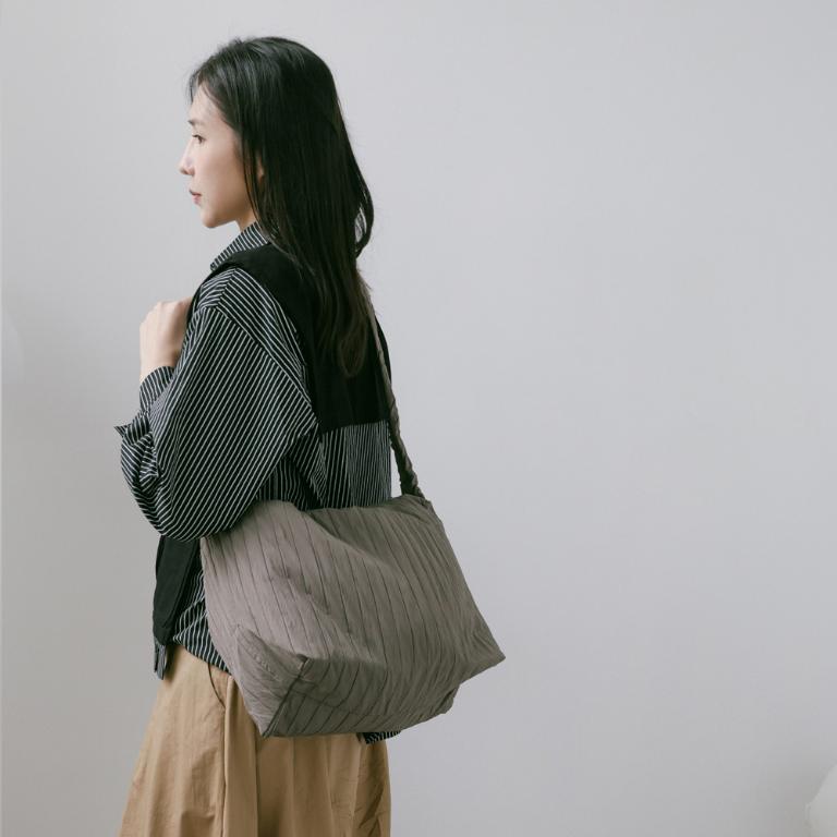 supportingrole 輕盈柔和抽繩元素多用手提斜肩背包 灰