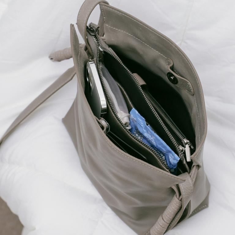 Supportingrole 率性簡約 打褶水桶包側背包 灰