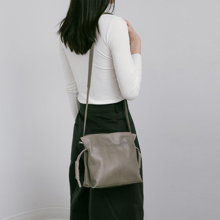 Supportingrole 率性簡約 打褶水桶包側背包 灰