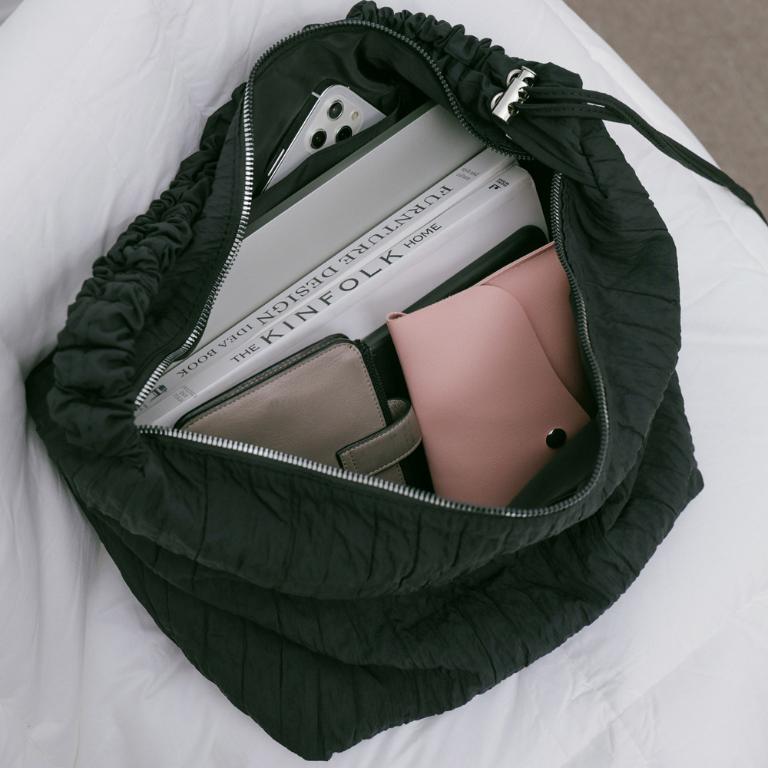 supportingrole 輕盈柔和抽繩元素多用手提斜肩背包 黑