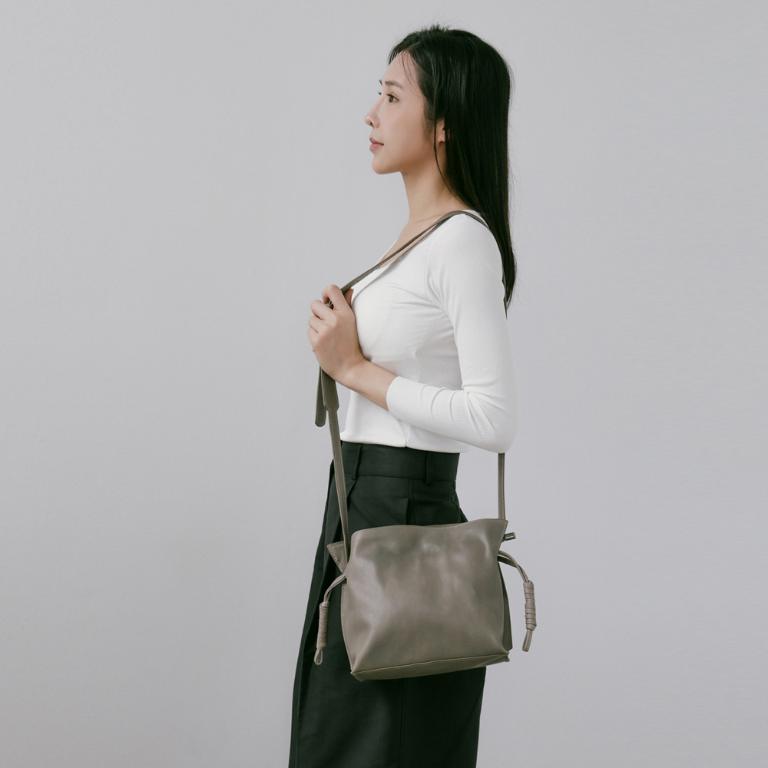 Supportingrole 率性簡約 打褶水桶包側背包 灰