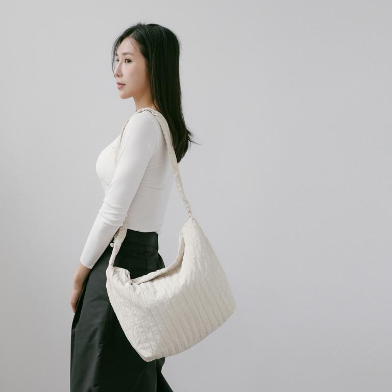 supportingrole 輕盈柔和抽繩元素多用手提斜肩背包 米白