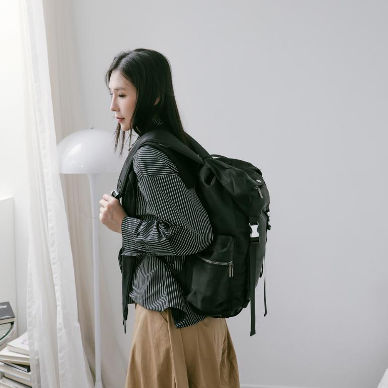 supportingrole 輕盈柔和抽繩元素多用手提斜肩背包 黑