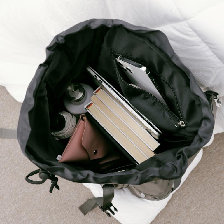 supportingrole 輕盈柔和抽繩元素多用手提斜肩背包 黑