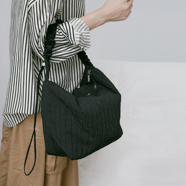 supportingrole 輕盈柔和抽繩元素多用手提斜肩背包 黑