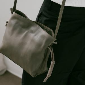 Supportingrole 率性簡約 打褶水桶包側背包 灰