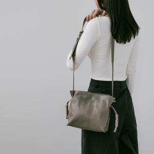 Supportingrole 率性簡約 打褶水桶包側背包 灰