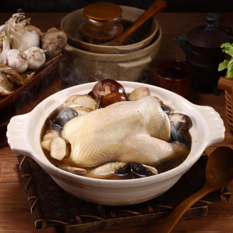 新東陽 蕈菇黑蒜全雞鍋