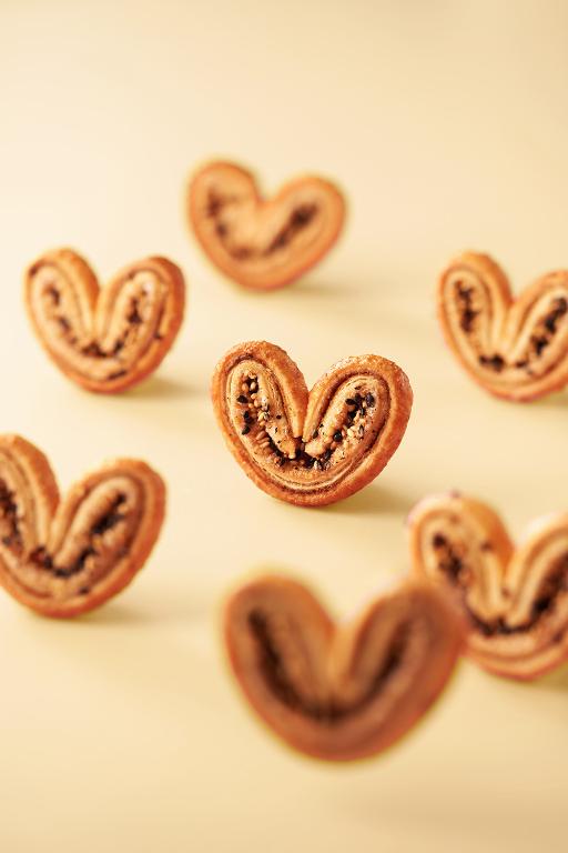 望月【春節限定】蝴蝶酥禮盒 經典及黑白芝麻蝴蝶酥 (18入)