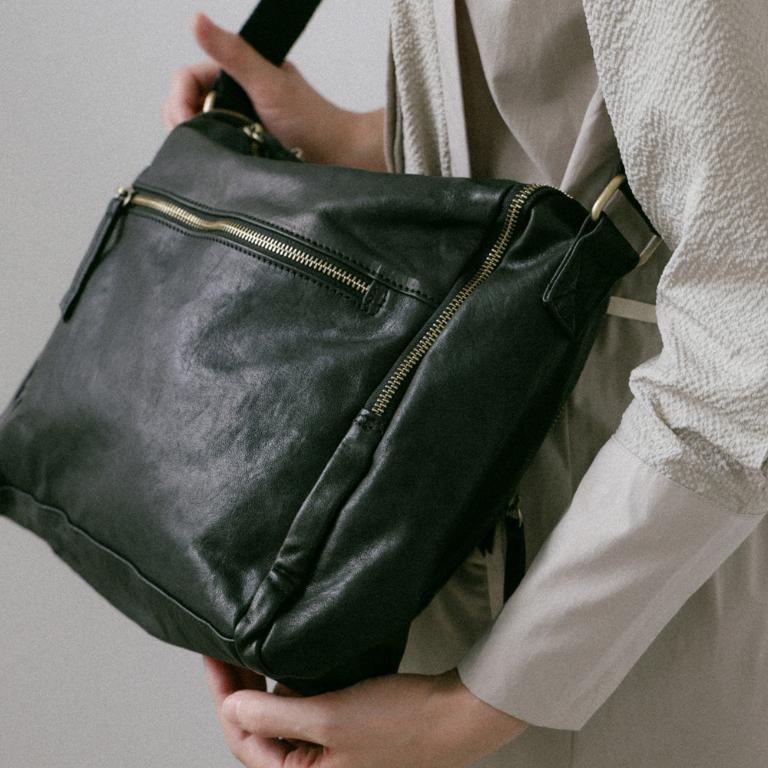 supportingrole 多層口袋容量拉鍊百搭輕量真皮肩斜背包 黑