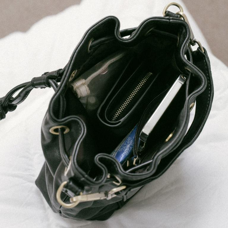 supportingrole 簡約設計風格真皮繩結褶皺水桶包 黑