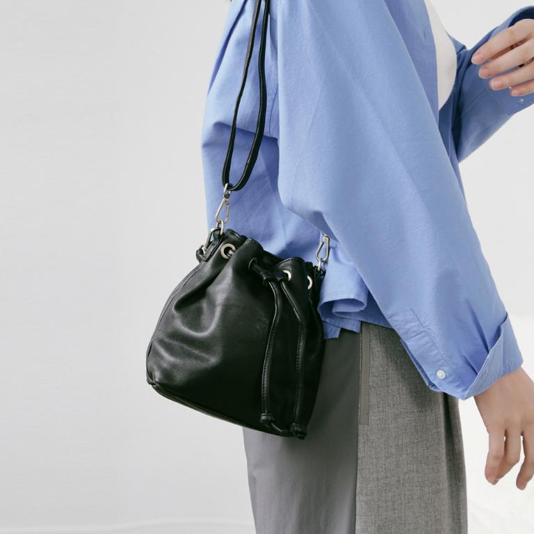 supportingrole 簡約設計風格真皮繩結褶皺水桶包 黑