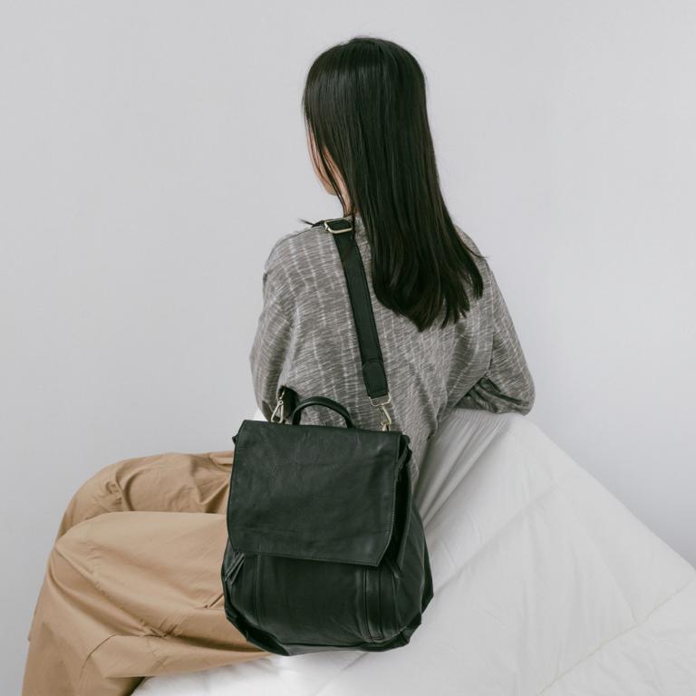 supportingrole 翻摺兩用多層口袋容量旅行百搭日常真皮肩斜後背包 黑