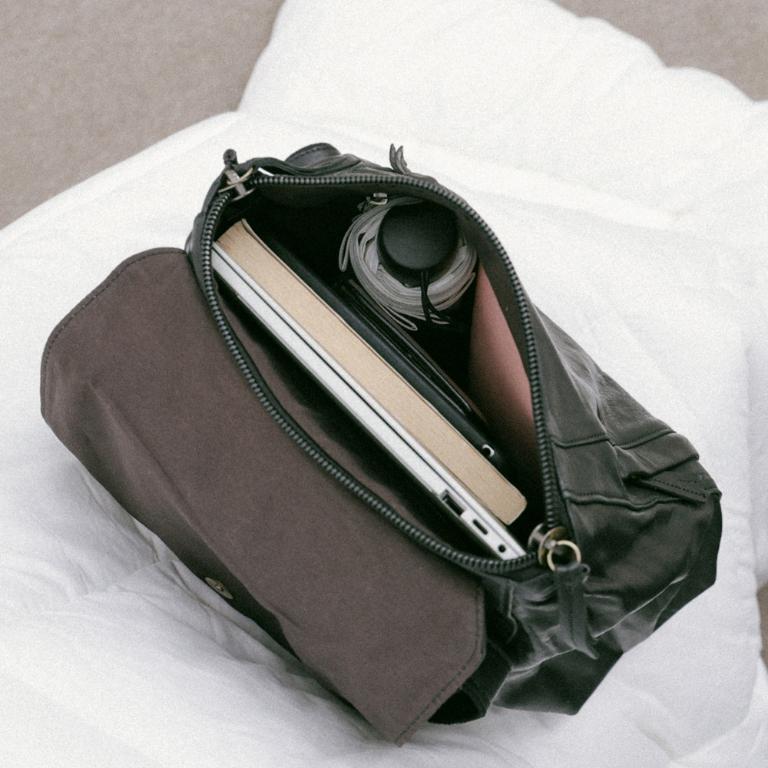 supportingrole 翻摺兩用多層口袋容量旅行百搭日常真皮肩斜後背包 黑