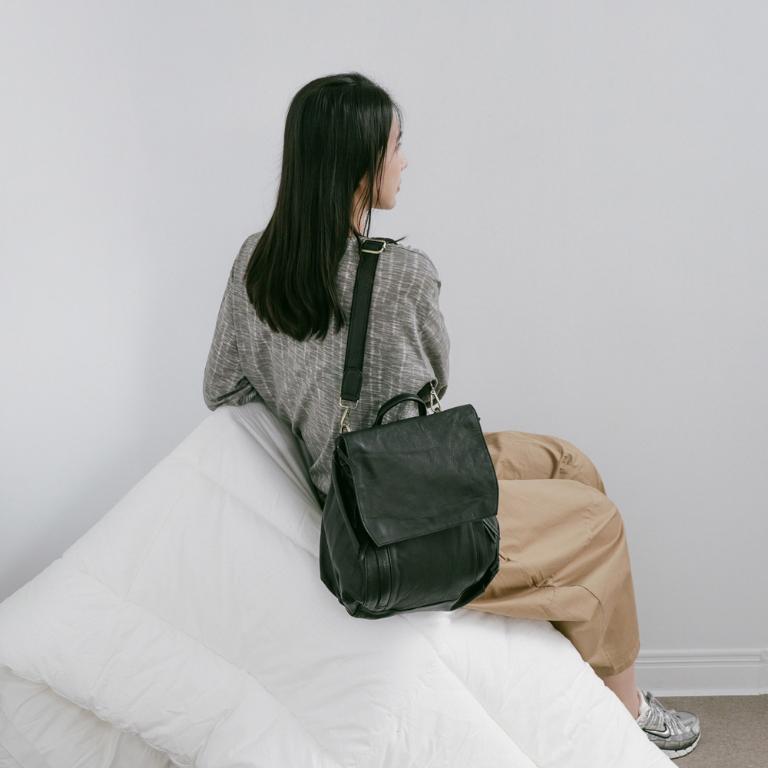 supportingrole 翻摺兩用多層口袋容量旅行百搭日常真皮肩斜後背包 黑