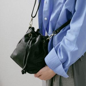 supportingrole 簡約設計風格真皮繩結褶皺水桶包 黑