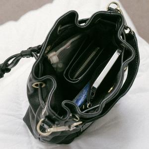 supportingrole 簡約設計風格真皮繩結褶皺水桶包 黑