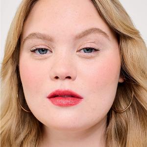 benefit嘖嘖稱齊柔焦特霧蜜粉