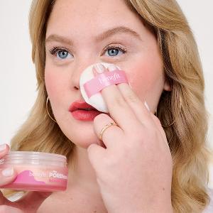 benefit嘖嘖稱齊柔焦特霧蜜粉